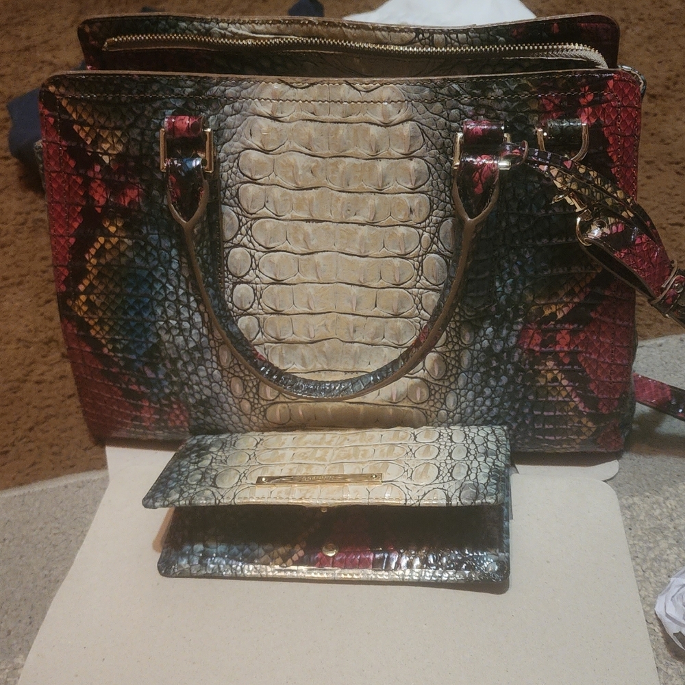 Brahmin komodo small finley and matching wallet . - Picture 4 of 10